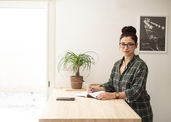 Julie, créatrice de contenu et community manager en auto-entreprise