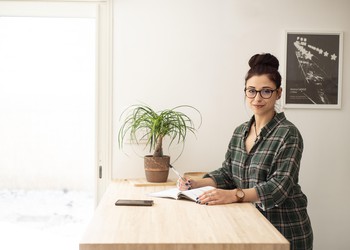 Julie, créatrice de contenu et community manager en auto-entreprise