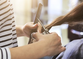 Devenir coiffeur à domicile en auto-entreprise