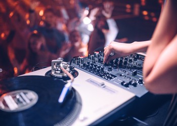 Le DJ auto-entrepreneur, animateur de soirées par excellence