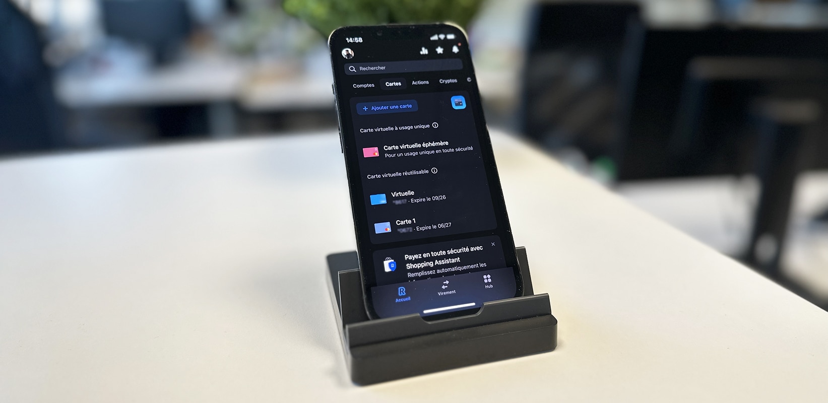 Application Revolut montrant la fonctionnalité de gestion de carte bancaire