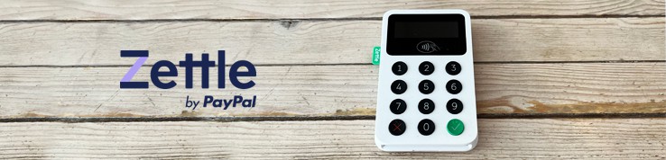 Le lecteur de carte bancaire Zettle Reader 2 posé sur une table en bois