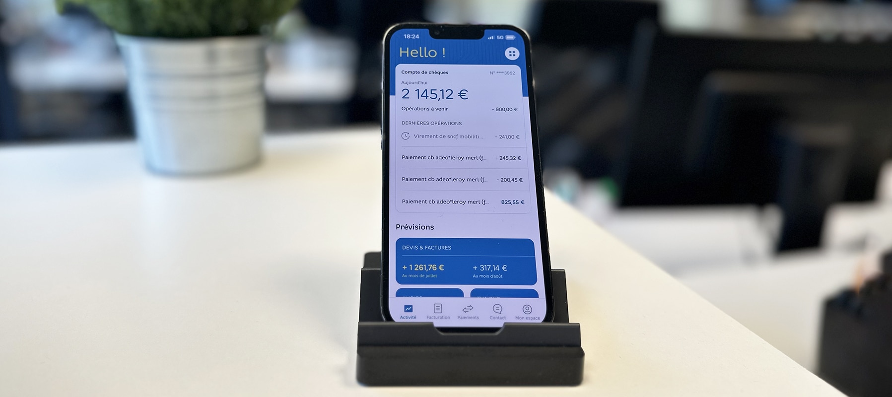 Application mobile Hello bank Pro montrant un compte client