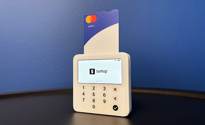 Carte bancaire insérée dans terminal de paiement.